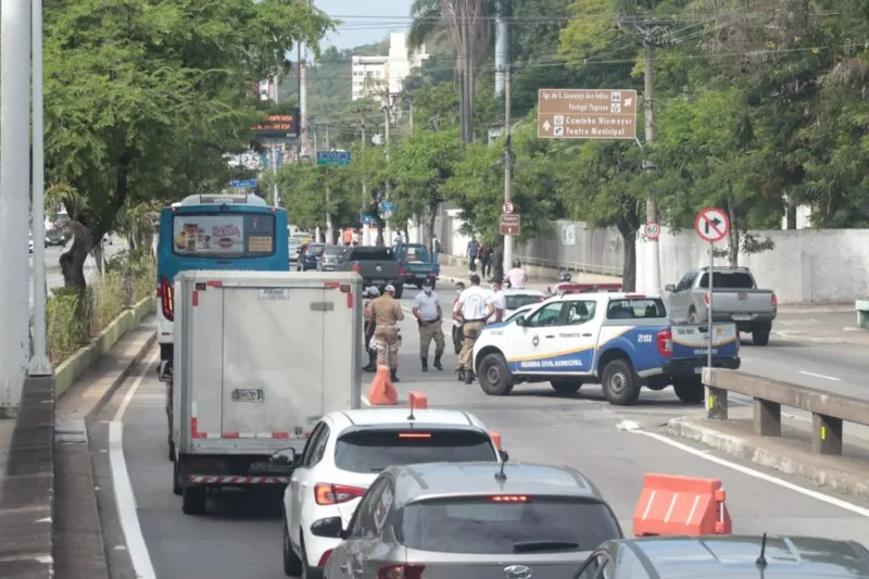 Trânsito fluiu com menos lentidão na descida da ponte