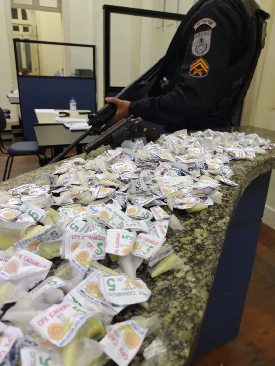  Foram encontrados um revólver, calibre 38, 308 cápsulas de cocaína, 130 pedras de crack, 60 trouxinhas de Skank e 49 embalagens de maconha