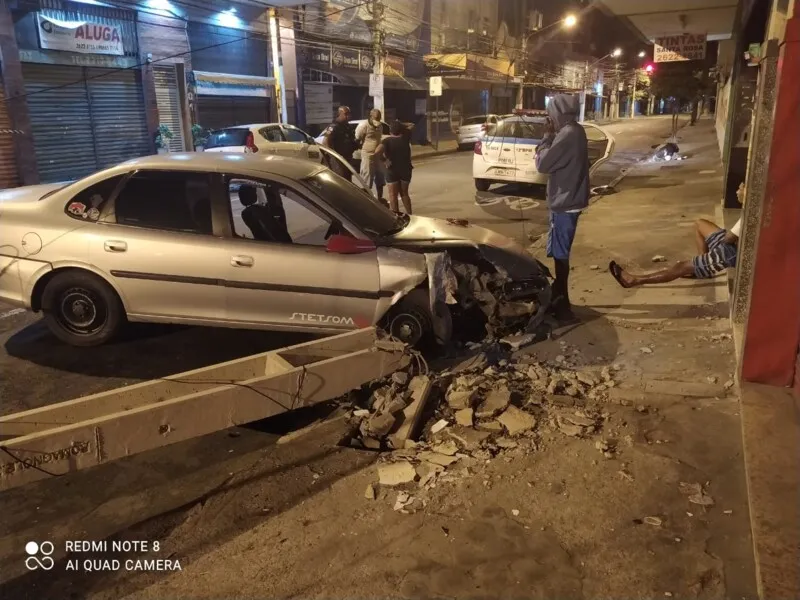 O impacto chegou a derrubar o poste ao lado do veículo