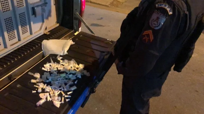 Os agentes apreenderam drogas no local.