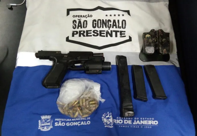 Imagem ilustrativa da imagem Homem é preso com pistola e mira laser no Raul Veiga e tenta subornar policiais