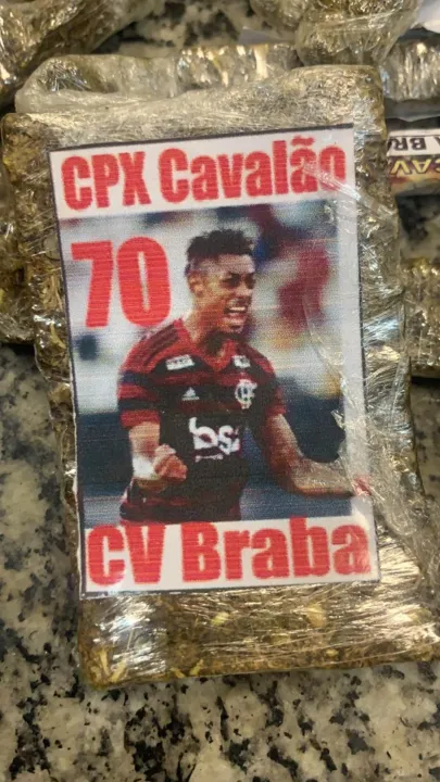 O material com o rosto do jogador foi apreendido nesta última quinta-feira