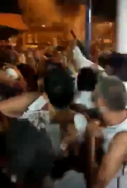 Homens atiraram de fuzil em meio a comemoração