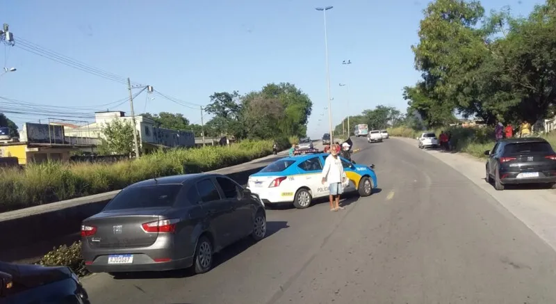 Imagem ilustrativa da imagem Acidente entre carro e moto fecha uma pista na RJ-104