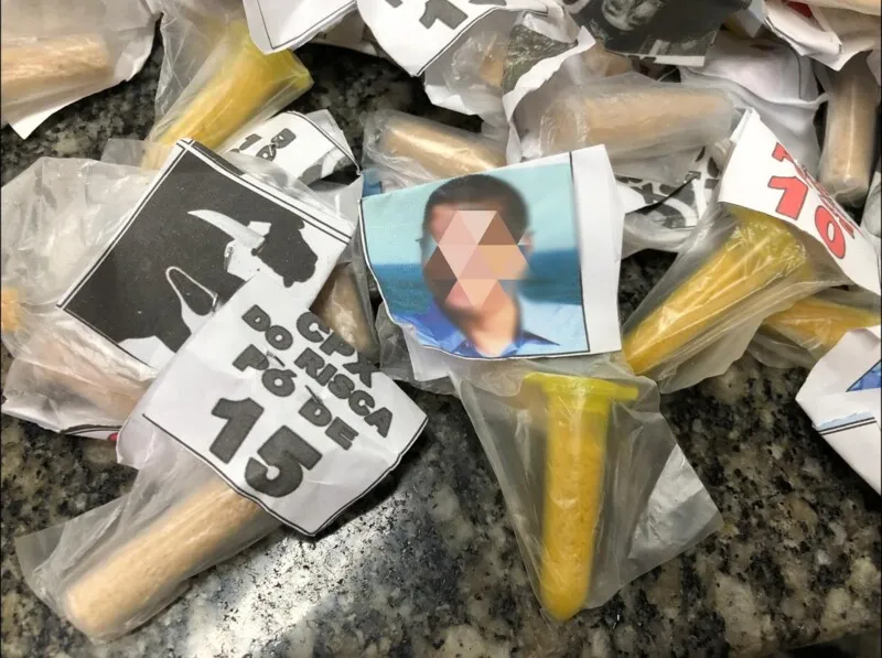 A polícia apreendeu 165 cápsulas de cocaína, além de maconha