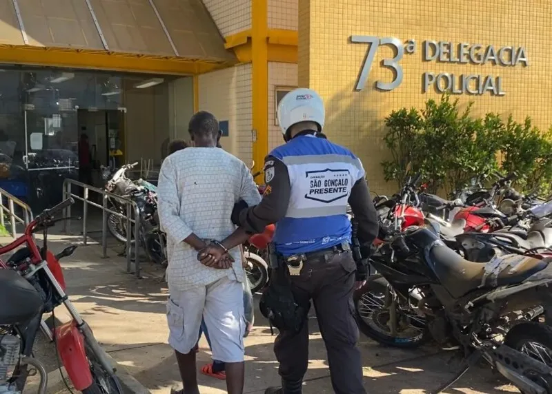 Imagem ilustrativa da imagem Homem é preso com drogas e uma farda da PM no Laranjal, em São Gonçalo