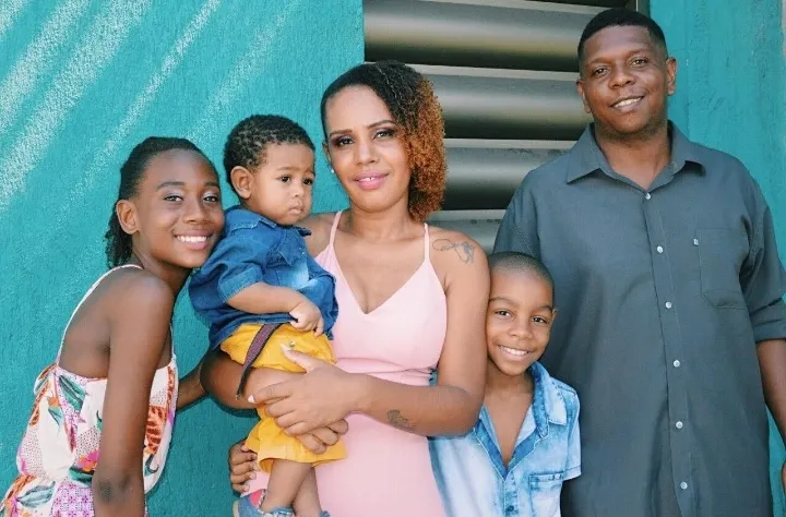 Carla, o esposo Anselmo, os dois filhos Caio e Davi, e a enteada