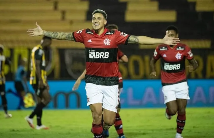 Pedro marcou os três gols do jogo de ida da semifinal 