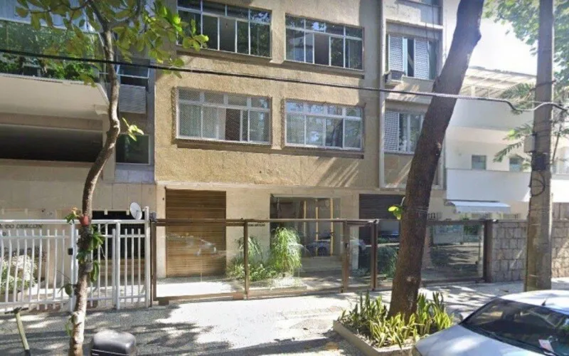 Agentes do 23°BPM (Leblon) estão isolando a área ao redor do prédio
