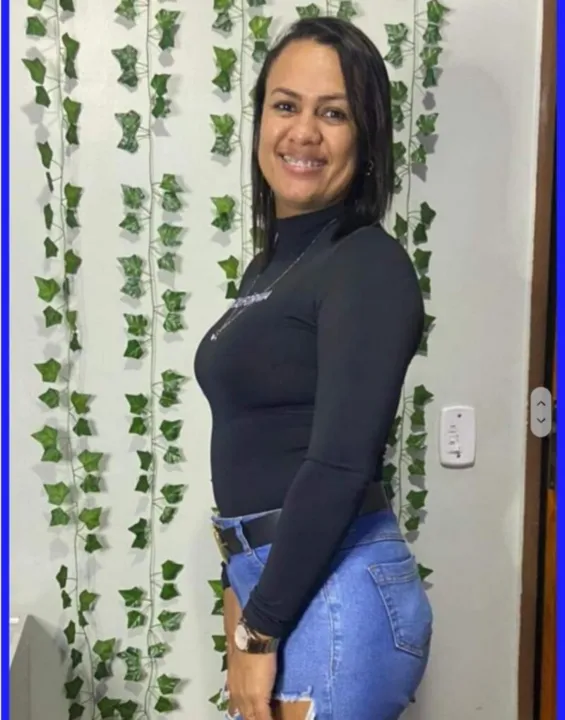 Janaína teria sido baleada por homens do tráfico que estavam manuseando armas
