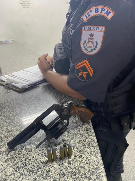 O armamento foi levado para a 82°DP (Maricá), onde o caso foi registrado