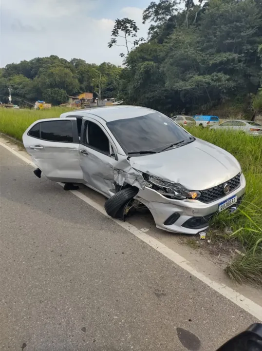 Suspeitos perderam o controle do veículo ao tentarem fugir da PM