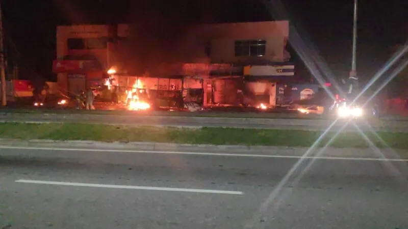 Imagem ilustrativa da imagem Acidente com ônibus em Niterói causa incêndio e deixa 4 pessoas feridas