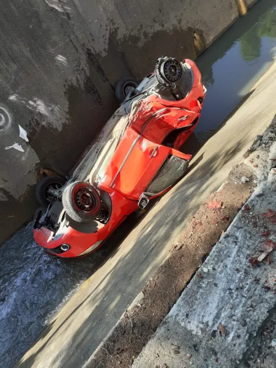 O carro que o suspeito roubou acabou caindo em um canal na Alameda 