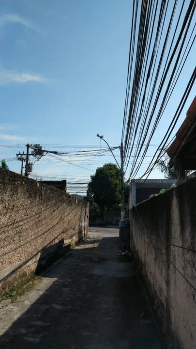 O fio de um dos postes do local está arrebentado