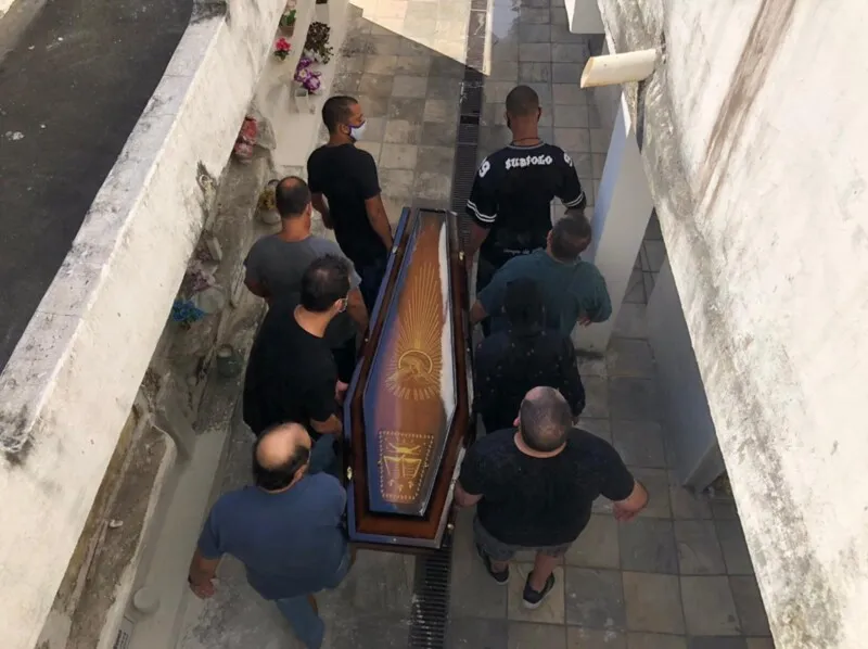 Cerca de 150 pessoas foram ao sepultamento de Thiago