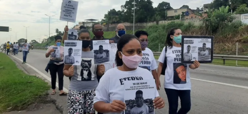 Rafaela Coutinho estava no ato de hoje pedindo justiça por seu filho