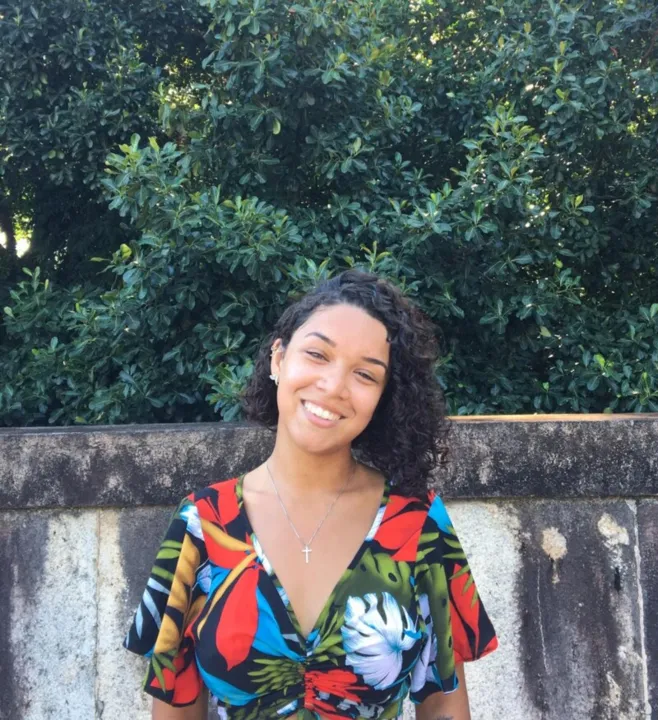 A jovem estuda Publicidade 