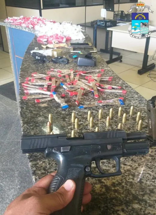 Imagem ilustrativa da imagem Após troca de tiros, homem é preso com arma e drogas em Araruama