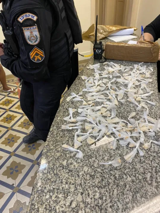 Eles foram levados para a 76°DP (Centro), onde foram autuados