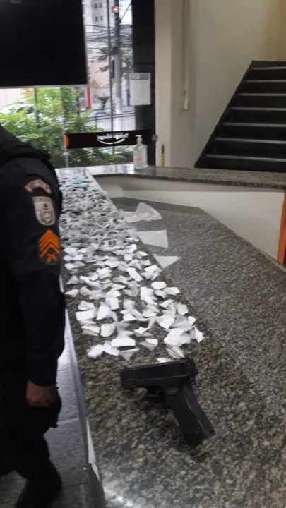 No local, segundo a PM, foram apreendidos um simulacro de pistola, 141 trouxinhas de maconha e 50 pedras de crack.