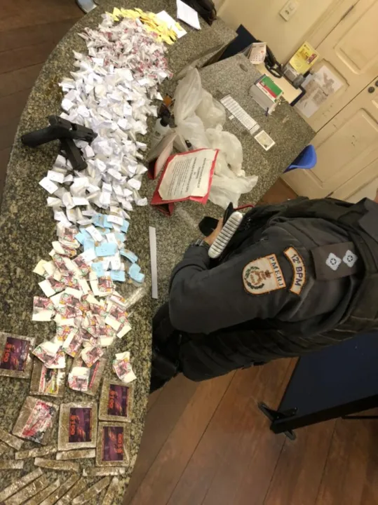 Com ele, foi encontrada uma arma e drogas