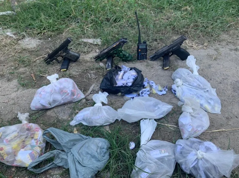 Três pistolas e drogas foram apreendidas