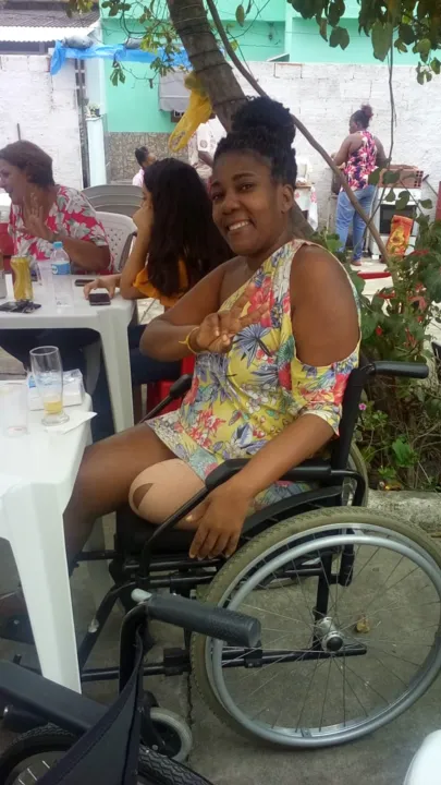 A cadeirante é mãe de dois jovens, uma menina de 23 anos e um menino de 16 anos 