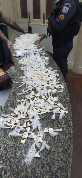 Com ele, os PMs encontraram 121 trouxinhas de maconha, 530 sacolés de cocaína e um rádio transmissor