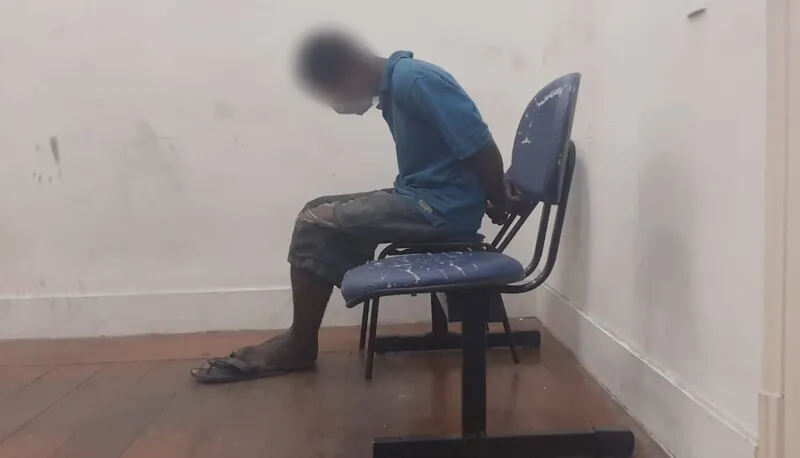 O homem foi levado para a 76ª DP (Centro)