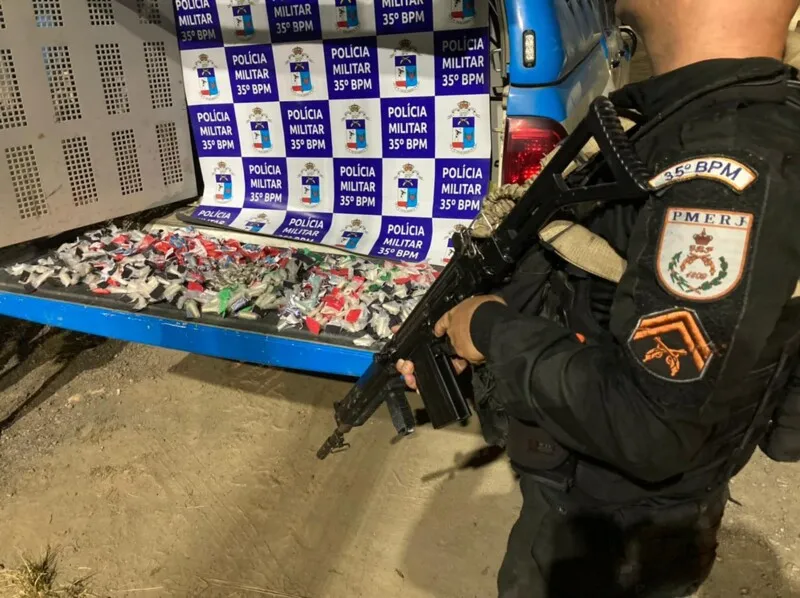 Com os homens foram apreendidos, 484 pinos de cocaína e 69 trouxinhas de maconha