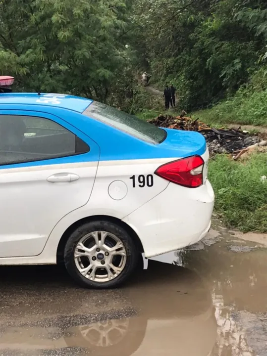 A vítima, ainda não identificada, tinha marcar de tiros no corpo