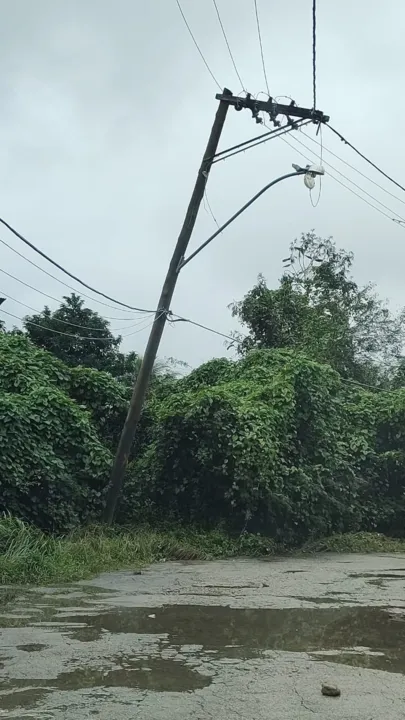 No último dia 31, Ingrid fez essas fotos para mostrar como o poste tombou mais após a chuva de domingo (30)