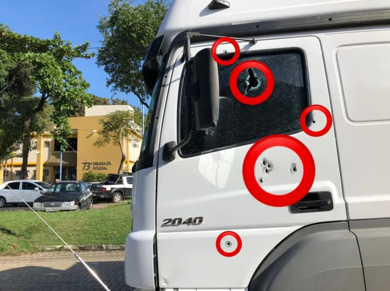 Veículo foi atingido por 11 tiros 