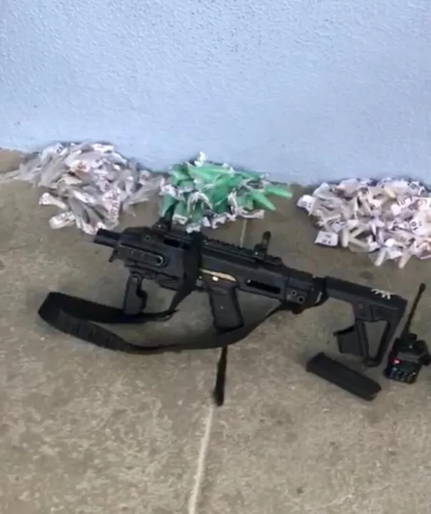 A polícia apreendeu uma pistola equipada com itens que potencializam o armamento