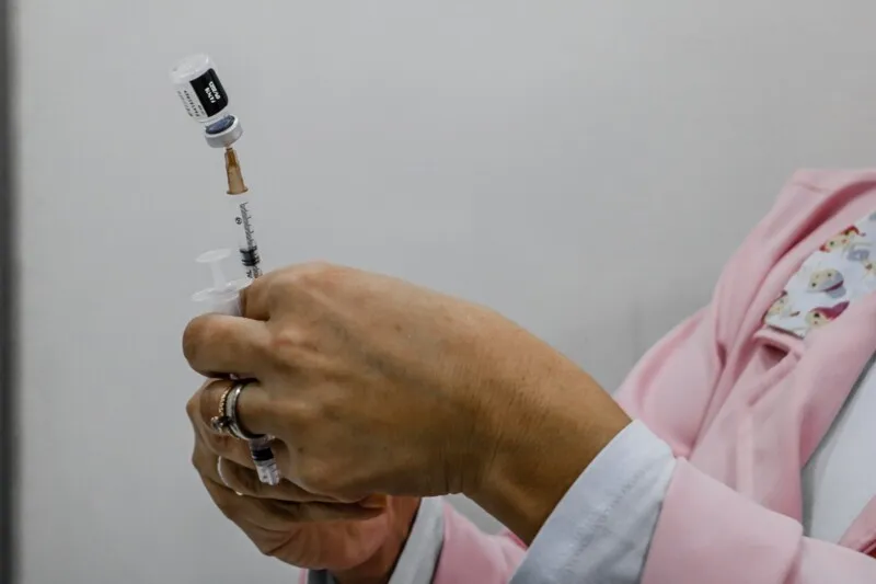 Até o fim do mês devem ser vacinadas pessoas com 54 anos de idade