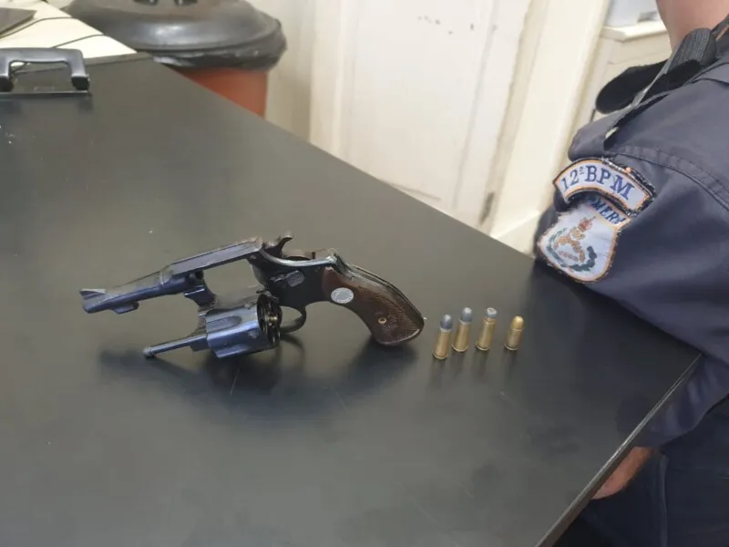 Homem ameaçou os policiais 