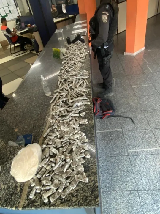 Foram apreendidos maconha e cocaína