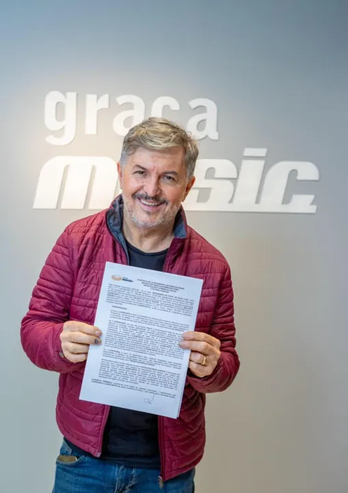  Waldecy Aguiar segura o contrato que assinou com a Graça Music