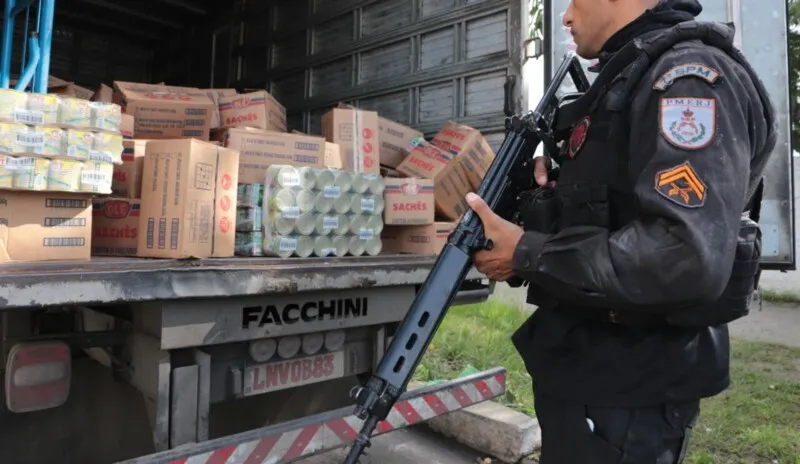 Após a troca de tiros, os criminosos fugiram para a região de mata