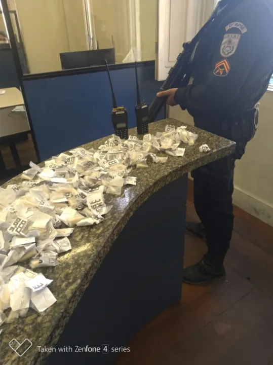 O material e os suspeitos foram encaminhados para a 79ª DP (Charitas)