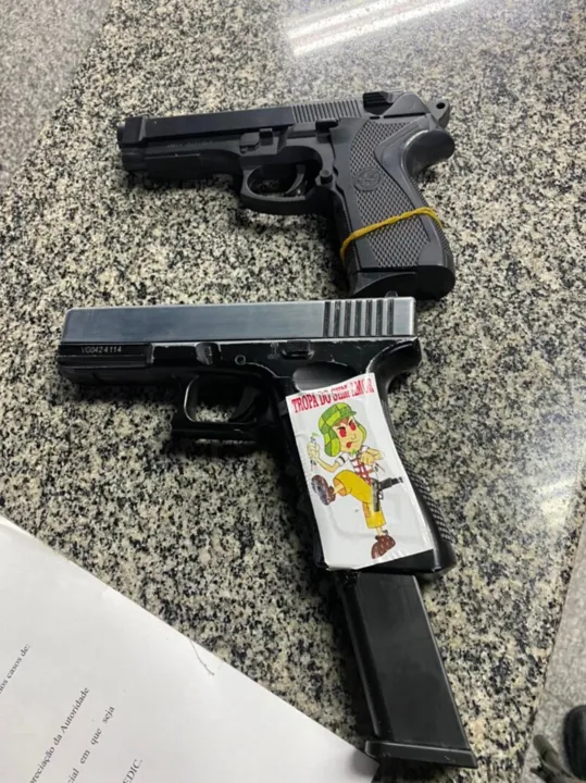 Os simulacros de pistola foram apreendidas 