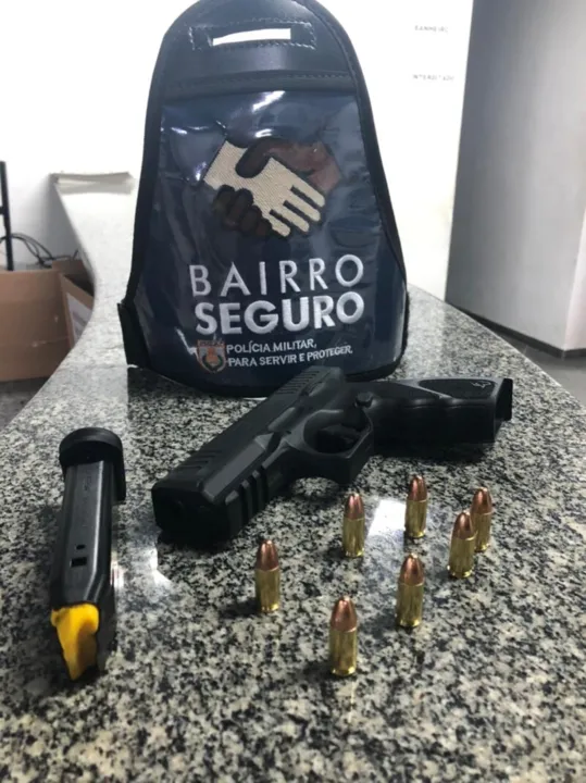 Com eles, foi apreendida uma pistola e munições