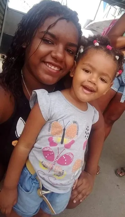 Na última vez que foram vistas, Maria Eduarda estava de short jeans e um corpet preto com listras brancas, e Ana Luiza de calça jeans e casaco rosa
