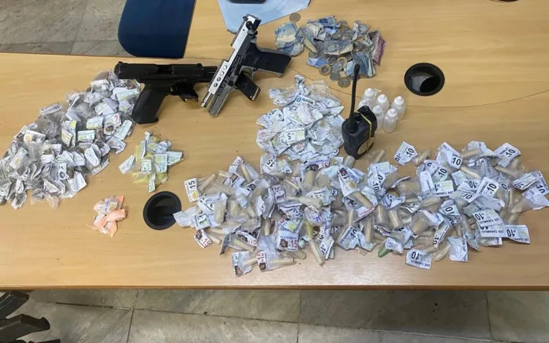 Drogas e armas foram apreendidas 