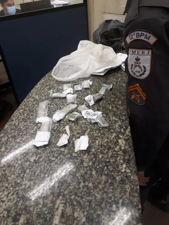 Drogas apreendidas durante a abordagem do elemento
