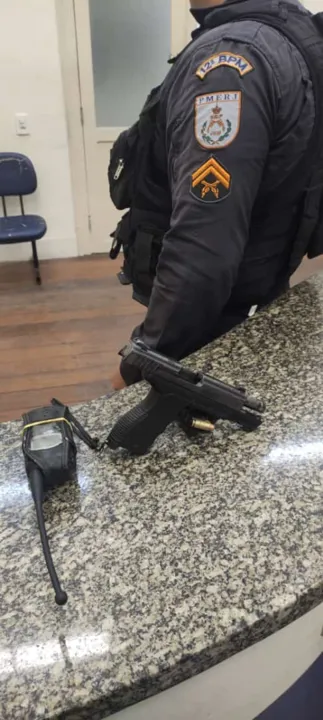 Uma arma foi apreendida