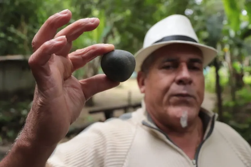 Suposto meteorito encontrado no quintal de Miro