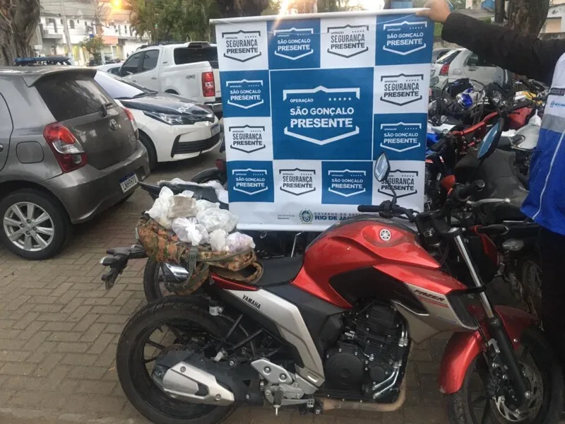 As motos e drogas foram apreendidas 