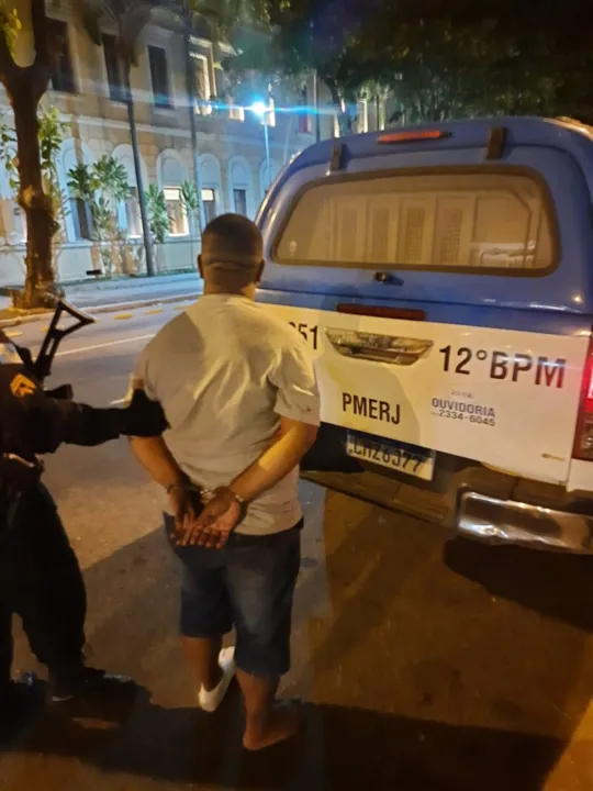 Contra o acusado também havia um mandado de prisão em aberto